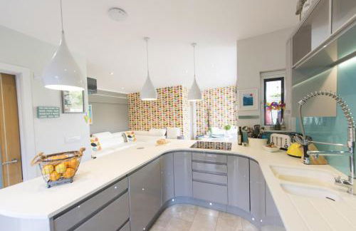 Two Bare Feet - Photo 10