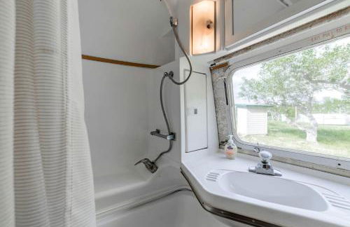 Newly Renovated Camper with Fresh Decor and Tiny Deck in Texas - Foto 8