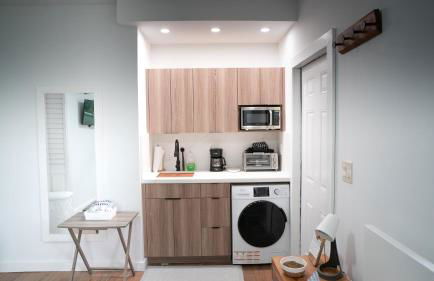 Stylish Studio Near Wynwood & Design District - Photo 4