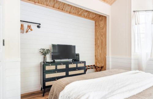 Mountain View Bungalow Near Breweries, Trails, Pool and Waterfalls - Foto 12