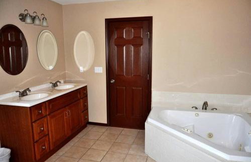 Spacious Lakefront Home with Beach Access and Sports Courts for Fun-Filled stays in Buchanan Dam, Texas - Foto 23