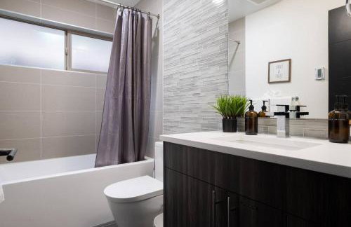 Designer Urban Retreat w Rooftop Deck & Fireplace - Foto 17