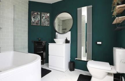 Modern 2 bed house in Enfield with private driveway parking - Photo 2