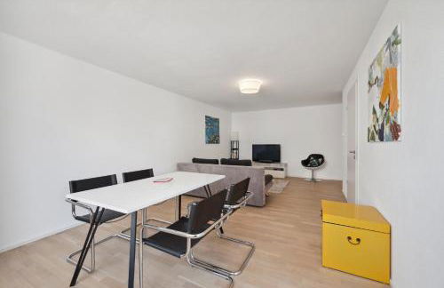 EXQUIS Design 2BR Apartment BAUHAUS I Balkon I Parkplatz I Top-Lage I Mercedes-Benz I Kinderbetten - Foto 4