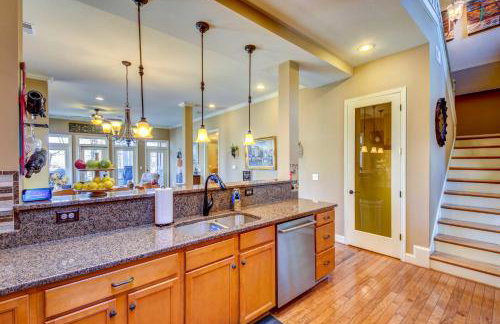 West Union Townhome with Patio and Lake View - Foto 10