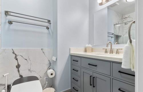 Classy Old Town Getaway 3-BR in Perfect Location - Foto 25