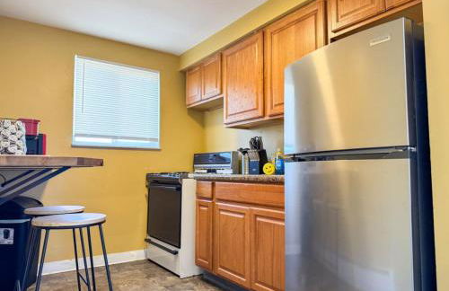 Sleeps 8 2 Full Apartments 5 Beds Parking plus WIFI - Foto 11