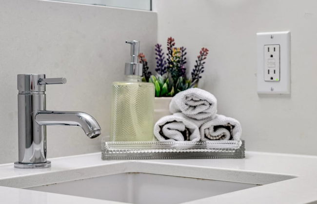 By Stampede Free Parking Banff Pass Wine More - Photo 19