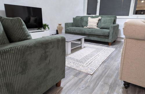 Large 4 Bed Hse, Sleeps 7, 3 BTH, Drive PRKG-4 Cars, M4-A329, Shinfield Studios, 10mins, Reading, Ascot & Legoland 20mins, Film Crew, Contractor & Family Friendly - Foto 32