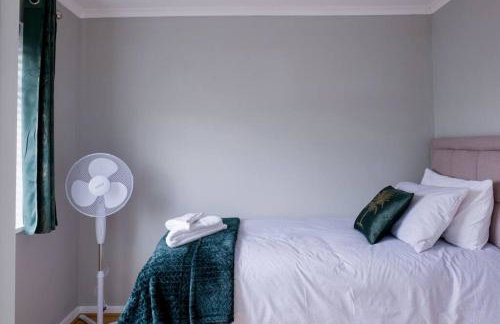 Spacious Cosy 3-Bedroom Home - Photo 14