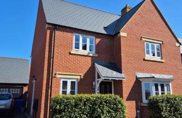 Entire 4 Bed House for Silverstone F1 - Photo 1