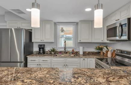 6 Bedroom with Guest House Walk to Lake & Shops - Foto 3