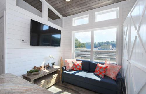 TV Blue Tiny Houseboat at Lake Cumberland Marina - Photo 5