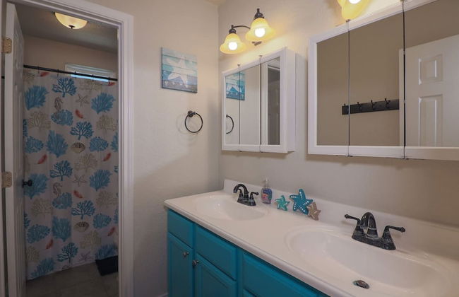 Superb Home With Private Walkover to Beach - Foto 23