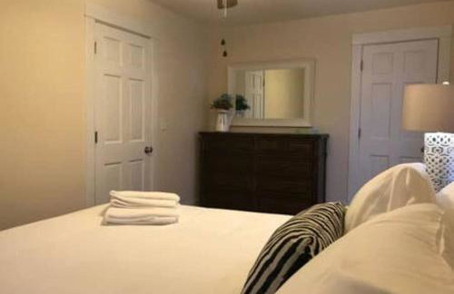 Spacious Home in DT Libertyville Near Naval Base - Foto 16