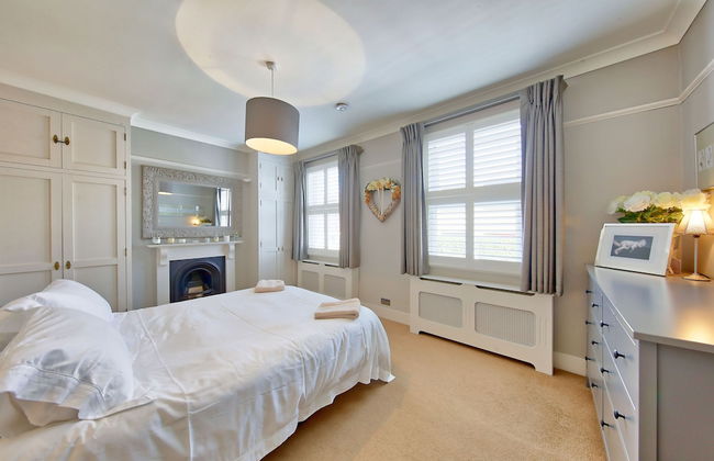 House - Sleeps 8 - Garden - Children's Play Area - Foto 9