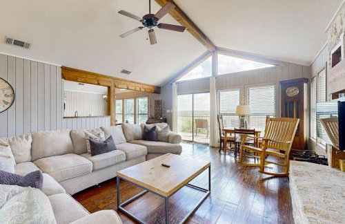 Spacious Lakefront Hideaway with Decks, Grill, Billiards, Tennis & Pool - Foto 4