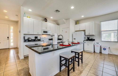 NearTheParks - 5BR Family Villa with Saltwater Pool near Disney - Photo 7