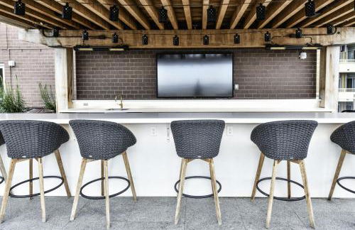 Comfy 2BR Oasis with Scenic Rooftop & Gym - Photo 36