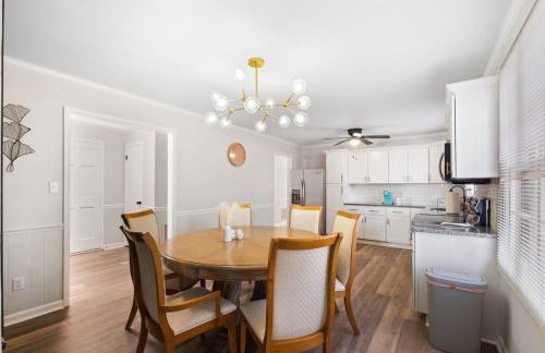 Perfect cute home in Garner with firepit & king bed - Foto 8