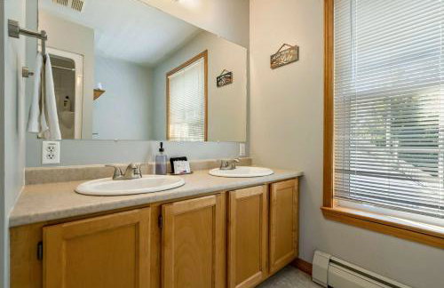 Lakefront Home with Private Beach Access & Hot Tub - Foto 67