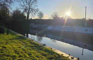Cosy Canal-side lodge with log burner - Foto 8