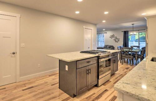 Sun-Dappled Retreat - Walk to Wickaboag Lake! - Foto 10