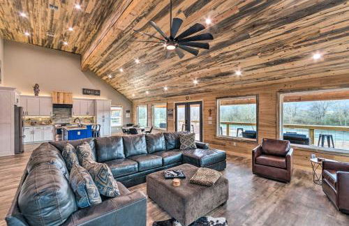 Upscale Riverfront Home with Beach and Fire Pit! - Foto 10