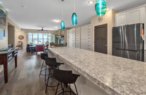 Lake front Keowee Condo with Balcony & Resort Amenities! 20 min to Clemson condo - Foto 3