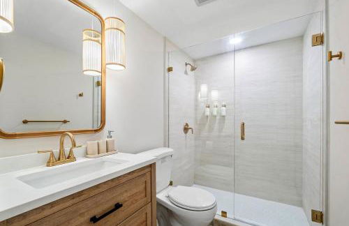 Deluxe Waterfront Villa with BBQ, Pool and Game Room - Photo 28