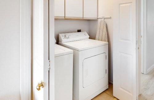 Renovated condo with updated floors, pool, hot tub & mountain views - Foto 8