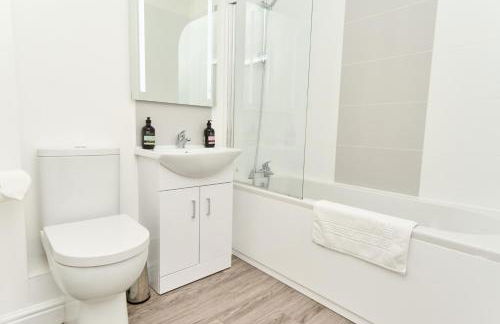 Bonchurch Court - A Stylish 3 Bed Apartment- Nr Ventnor with Large Outside Terrace & Parking - Dog Friendly - The Perfect Choice For Couples, Friends & Families - 5 Mins To Beach - Managed By Greenstay Serviced Accommodation - Foto 20