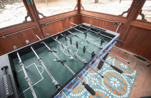 Black bear cabin with blow up hot tub - Foto 11