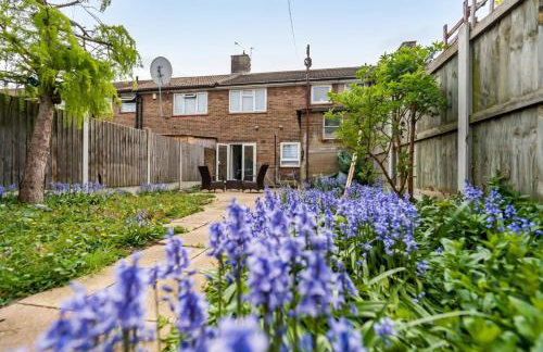 Stylish 3-Bed Home - 5 min walk to ExCeL - Free Parking - Near O2 & Canary Wharf - Photo 6