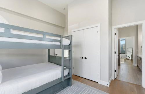 Luxury Hideout w Hot Tub Steam Shower - Photo 20