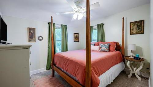 Rachel's Private Hideaway with king bed, kitchen, laundry, parking and big yard - Foto 4