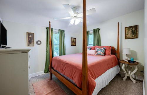 Rachel's Private Hideaway with king bed, kitchen, laundry, parking and big yard - Foto 4