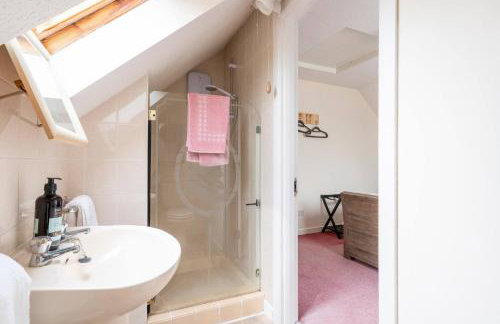 3-Bed Portballintrae Home | Wi-Fi, Garden, Parking - Foto 3