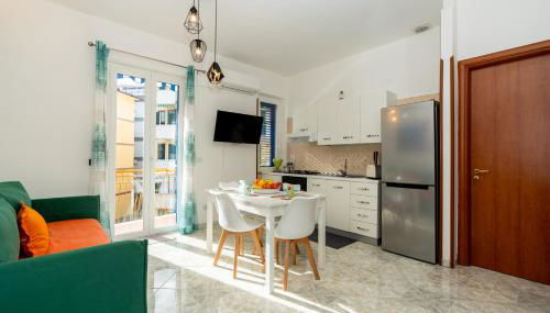 Modern Sea House in the Heart of Amalfi Coast - Apartment with Balcony, 100 mt from the Sea - into Maiori City Center - Foto 2, stove
