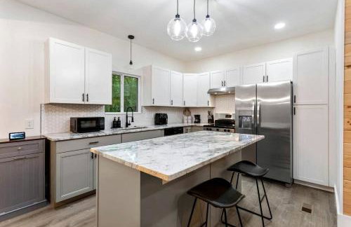 Stylish Lakehouse with Black-and-White Modern Design near Lake Hartwell, Clemson SC - Foto 14