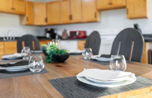 Fireside Haven - Hot Tub & Downtown Walkable - Foto 10