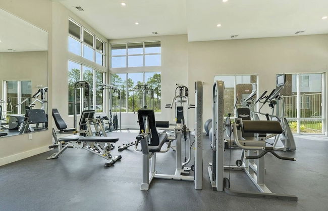 Luxurious Downtown Condo - Photo 16