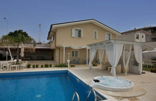Villa with Salt Water & Heated Pool & Hot Tub near sea - Foto 35