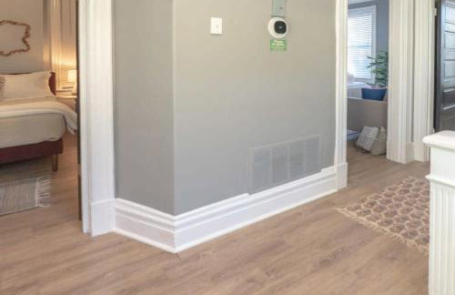 2BR with Workspaces & Deck ABODEbucks - Foto 15