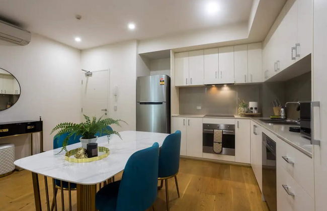 Brilliant 3 Month Corporate Rental With Balcony - Photo 6