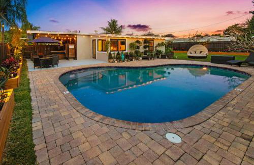 Private Heated Pool Oasis Pet-Friendly Retreat Short or long Stays Sleeps 2-8 Ppl - Photo 1