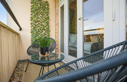 Luxury 5 Bedroom 3 Bathroom House - Smart TVs with Sky and Netflix, Super Fast WiFi, Free Parking by Yoko Property - Foto 16