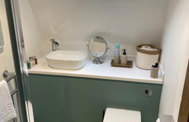 Little Trevio - seaside haven with parking and sea views - Photo 5