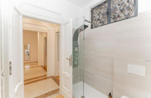 Velvet & Marble - Stylish Luxury City Center Apartment - Photo 35
