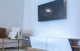 Cozy 1BR with Private Balcony, Gym, Pool & Workspace - Foto 11